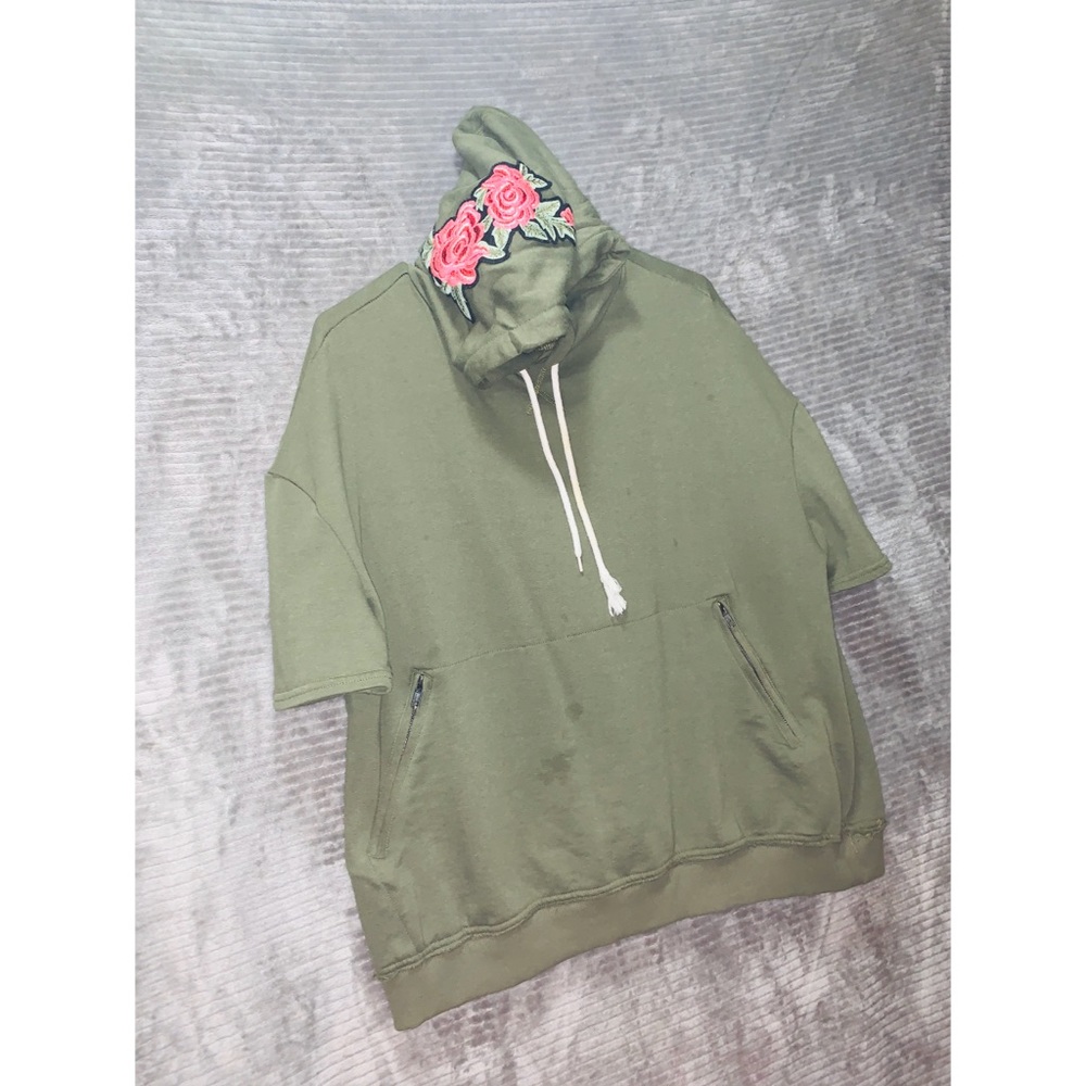 Green short sleeve hoodie w floral accent